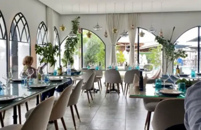 Salle de restaurant prête pour le service